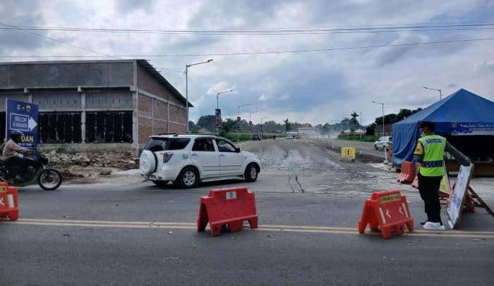 h1_tahun_baru_2026_arus_lalu_lintas_di_simpang_ringroad_siantar_terpantau_lancar_