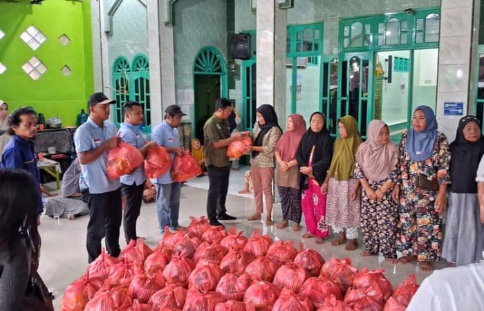 iwo_sibolgatapteng_salurkan_bantuan_untuk_korban_banjir_dan_longsor_