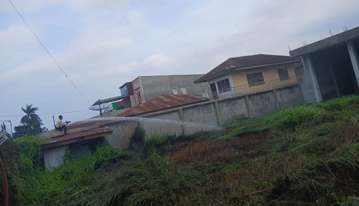 kebakaran_lahan_kosong_buat_panik_warga_siantar_timur_damkar_sttc_sigap_padamkan_api