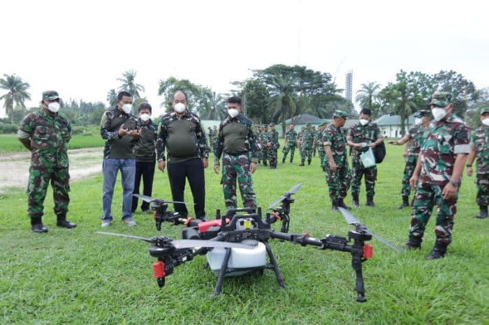kodim_0208asahan_uji_coba_drone_angkut_untuk_semprot_lahan_pertanian