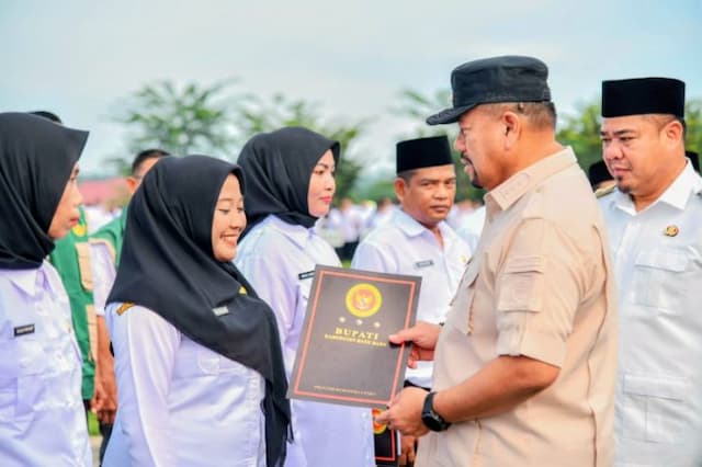 sk_2399_pppk_penuh_dan_paruh_waktu_batu_bara_diserahkan_bupati_baharuddin_siagian_pesankan_hal_ini
