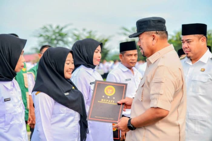 sk_2399_pppk_penuh_dan_paruh_waktu_batu_bara_diserahkan_bupati_baharuddin_siagian_pesankan_hal_ini