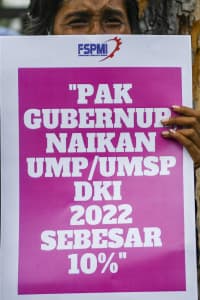 1000_lebih_massa_unjuk_rasa_di_istana_kepresidenan