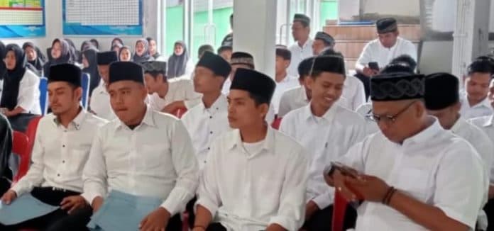 1092_anggota_kpps_di_kecamatan_pantai_labu_resmi_dilantik