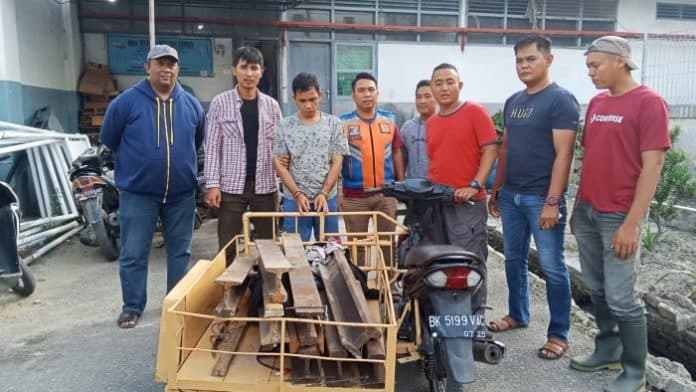 10_batang_rel_kereta_api_curian_berbobot_750_kg_nekat_dilangsir_dua_pria_di_asahan_naik_sepeda_motor
