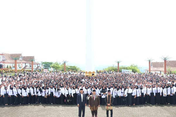1112_guru_pppk_di_tapsel_terima_sk_pada_hardiknas