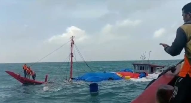11_awak_kapal_kargo_yang_tenggelam_di_perairan_selat_malaka_selamat
