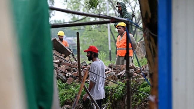11_pekerja_tewas_tertimpa_tembok_yang_roboh_di_pakistan