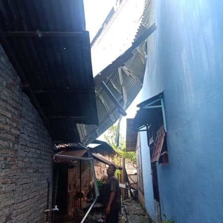 11_rumah_di_desa_sei_bamban_rusak_dihantam_angin_puting_beliung
