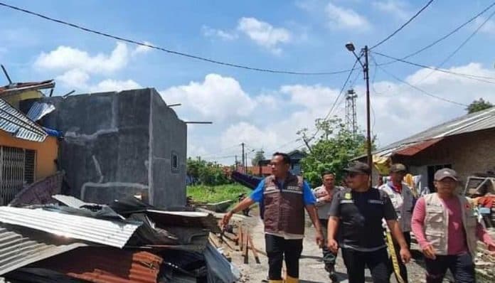 122_rumah_di_medan_deli_rusak_dihantam_angin_puting_beliung
