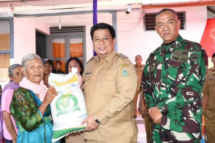 12708_kpm_di_samosir_terima_bantuan_pangan_tahun_2024