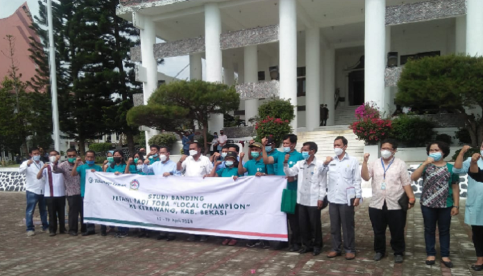 12_petani_toba_diberangkatkan_untuk_studi_banding_ke_jabar