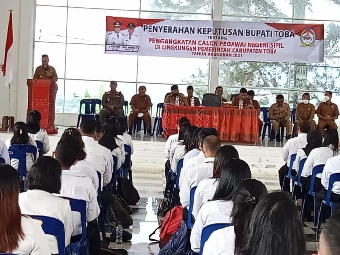 141_cpns_toba_terima_sk_pengangkatan_dari_bupati