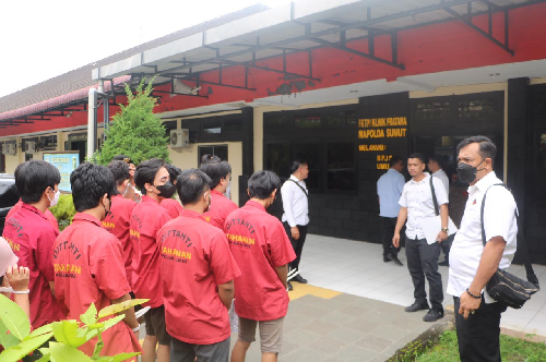 15_tersangka_judi_online_apin_bk_diserahkan_ke_kejati_sumut