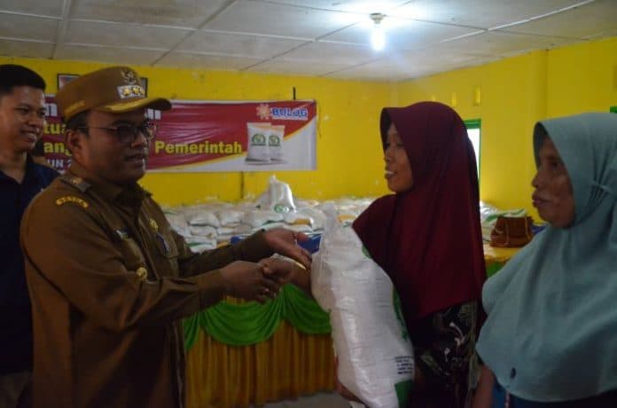 1618_keluarga_di_padangsidimpuan_terima_bantuan_beras_tahap_ii