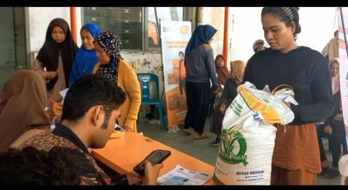 16375_warga_binjai_berpenghasilan_rendah_terima_bantuan_pangan_tahap_ii