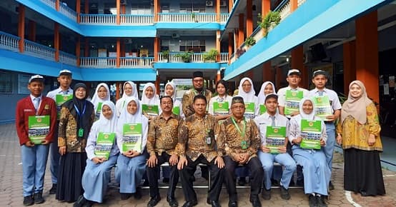 16_siswa_berprestasi_peroleh_beasiswa_di_medan