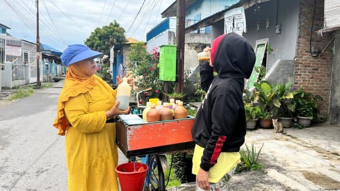 17_tahun_berjualan_keliling_jamu_racikan_bude_takkan_tergerus_waktu