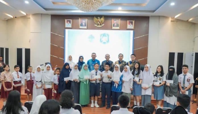 184_pelajar_berprestasi_dapat_beasiswa_dari_kpri_pemko_medan