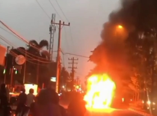 1_unit_angkot_ludes_terbakar_di_medan_tuntungan_sopir_terluka