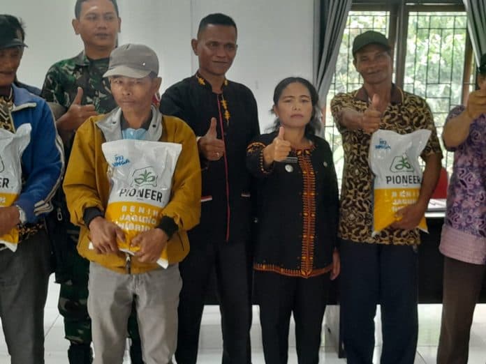 205_warga_pakpak_bharat_terima_bantuan_benih_jagung_hibrida