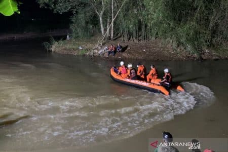 21_siswa_hanyut_di_sungai_11_tewas_dan_10_selamat