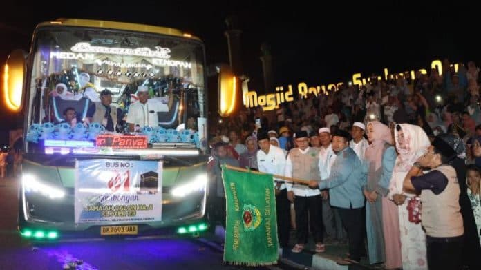 220_jamaah_calhaj_asal_tapsel_berangkat_menuju_asrama_haji_medan