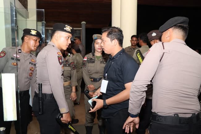 249_personel_pengamanan_di_debat_paslon_perdana_pilkada_tapteng