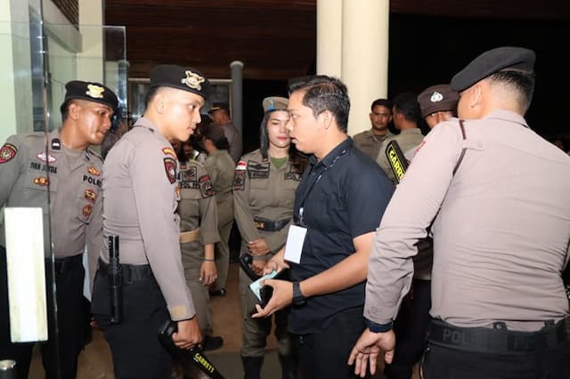 249_personel_pengamanan_di_debat_paslon_perdana_pilkada_tapteng