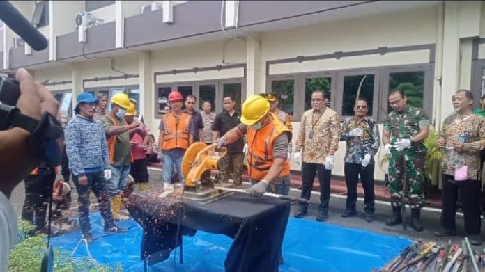 271_pucuk_sajam_dimusnahkan_11_korban_curanmor_tersenyum