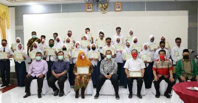 289_siswa_smp_terima_sertifikat_agent_of_public_relation_lingkungan_dari_wali_kota_medan