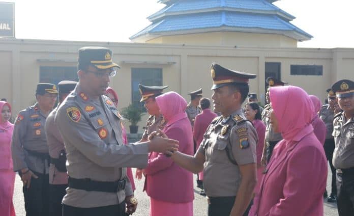 28_personel_polres_labusel_naik_pangkat_kapolres_sampaikan_pesan_ini