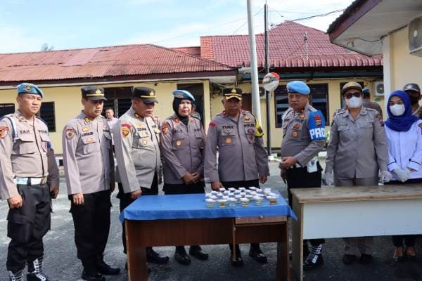 29_personel_polres_siantar_jalani_pemeriksaan_tes_urin