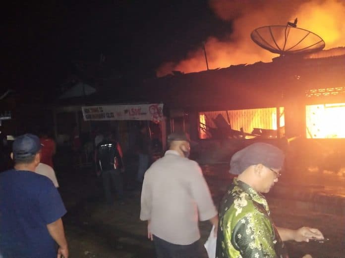 2_bangunan_di_kompleks_lokalisasi_bukit_maraja_terbakar