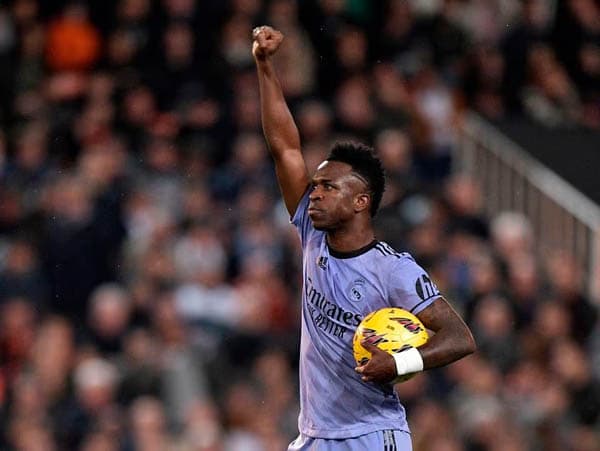 2_gol_vinicius_selamatkan_real_madrid_dari_kekalahan