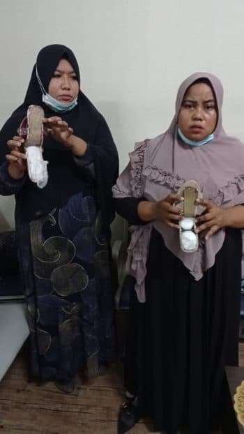 2_ibu_ibu_asal_aceh_pakai_sandal_berisi_13_kg_sabu_di_bandara_knia_ditangkap