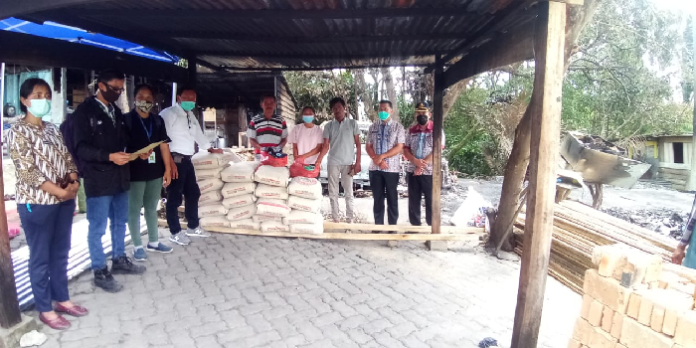 2_kk_korban_kebakaran_di_toba_dibantu_sembako_dan_bahan_bangunan