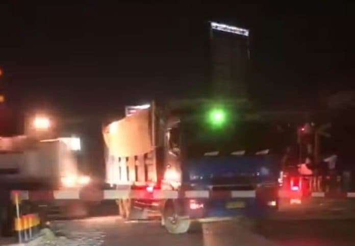 2_petugas_ka_terluka_akibat_kecelakaan_di_perlintasan_pasar_bengkel
