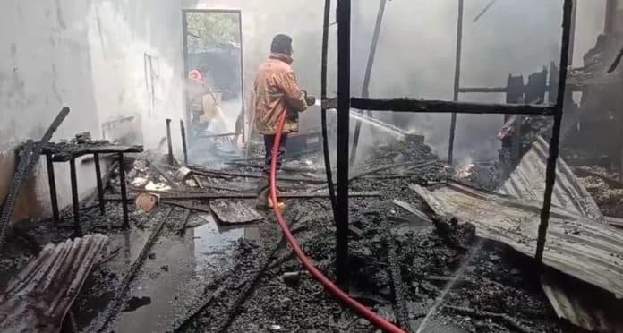 2_unit_rumah_di_dairi_hangus_terbakar_1_terpaksa_dibongkar