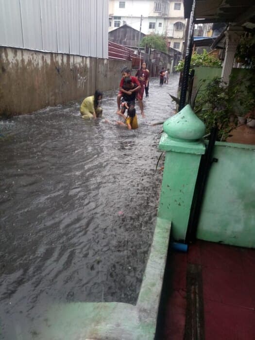 30_menit_hujan_rumah_warga_di_kelurahan_pulo_brayan_kota_banjir