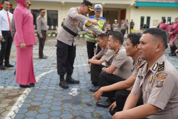 34_personel_polres_tanah_karo_ikuti_upacara_kenaikan_pangkat