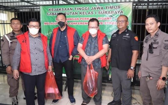3_hakim_pn_surabaya_terjaring_ott_kejagung_diberhentikan_sementara