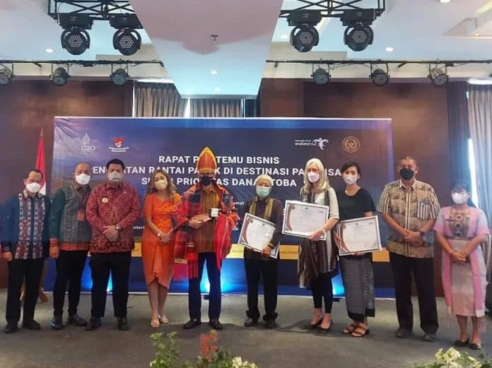3_hotel_di_samosir_terima_sertifikat_dari_menparekraf