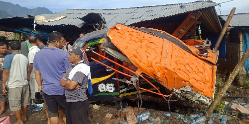 3_kendaraan_terlibat_kecelakaan_di_sibolangit_satu_warung_rusak_4_luka