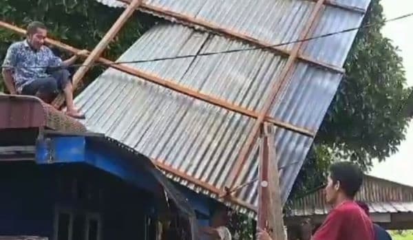 3_rumah_di_tebing_tinggi_rusak_diterjang_puting_beliung