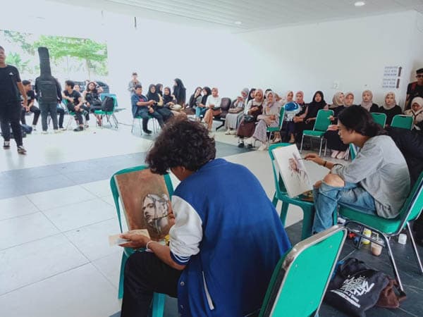 3_seniman_muda_unjuk_kemampuan_di_ajang_live_painting_mors