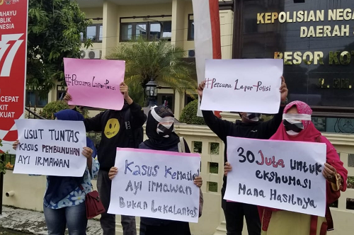 3_tahun_kematian_ayi_irmawan_tak_tuntas_keluarga_geruduk_polrestabes_medan