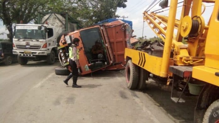 3_truk_tabrakan_di_perbaungan_1_luka_luka_hidung_pecah