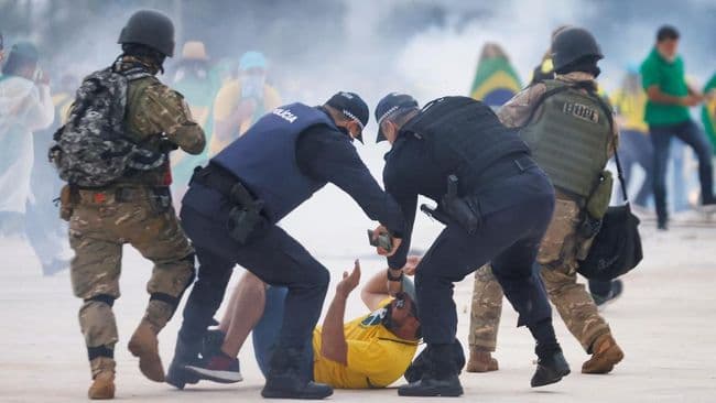 400_pedemo_brasil_ditangkap_usai_geruduk_istana_presiden_dan_kongres