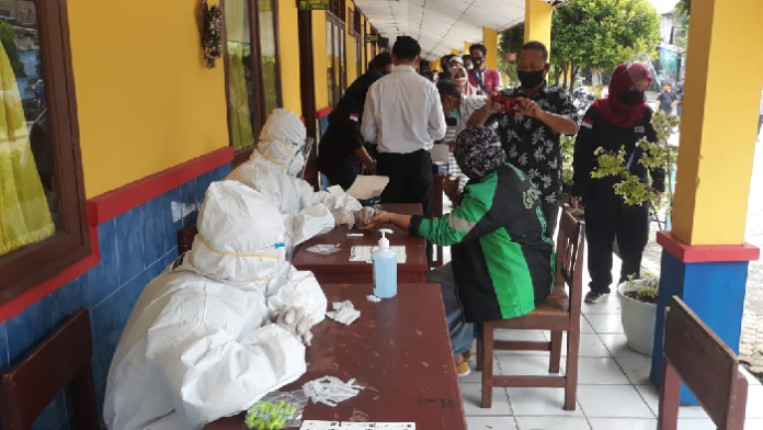 4303_pengawas_tps_di_medan_jalani_rapid_test